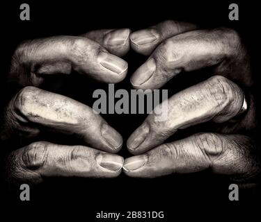 Primo piano del tocco delle dita sullo sfondo nero Foto Stock