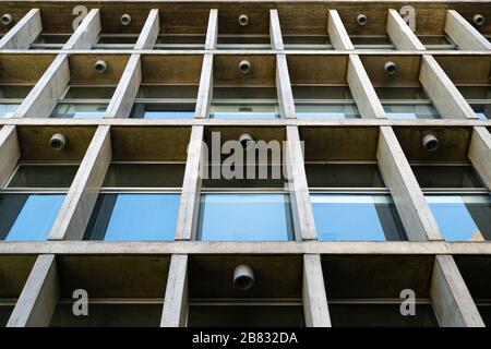 Facciata geometrica di un edificio moderno Foto Stock