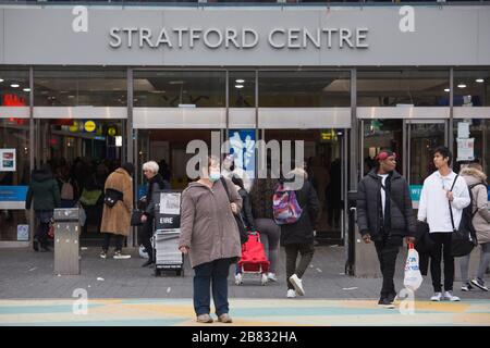 Stratford, Londra, Regno Unito. 19 marzo 2020. La gente in una fretta comprare gli articoli restanti intorno al centro commerciale di Stratford dovuto la diffusione del coronavirus. Credit: Marcin Nowak/Alamy Live News Foto Stock