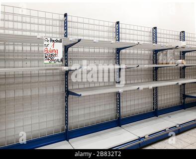 GEISLINGEN AN DER STEIGE, GERMANIA - 16 MARZO 2020: Supermercato con scaffali vuoti che limitano la carta igienica ('un solo pacco di carta igienica per famiglia') Foto Stock