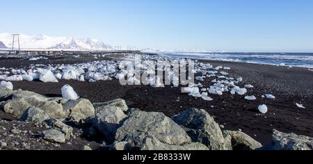 campi di ghiaccio sulla spiaggia di ciottoli neri, costa dell'islanda Foto Stock