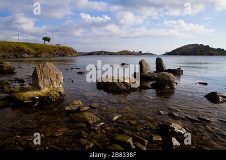 Il litorale di Port Lligat, il villaggio dove il pittore Salvador Dali visse in Costa Brava, Girona, Spagna. Foto Stock