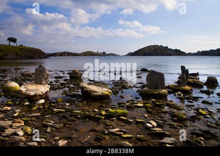 Il litorale di Port Lligat, il villaggio dove il pittore Salvador Dali visse in Costa Brava, Girona, Spagna. Foto Stock