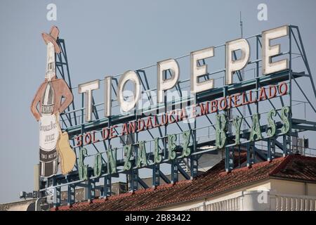 Madrid, Spagna - 7 febbraio 2020: Simbolo e molto famoso al neon della compagnia di vini e sherry Tio Pepe, situata a Puerta del Sol. Foto Stock