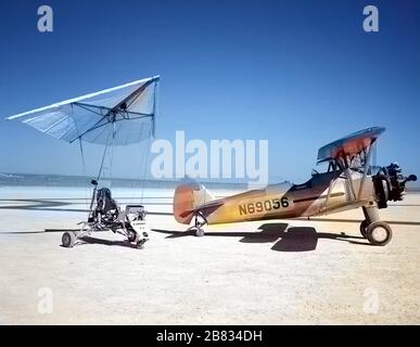 Paraplider Research Vehicle Paresev 1-A e lo Stearman Sport Biplane seduto sul lago Rogers Dry al NASA Flight Research Center, Edwards, California, 24 agosto 1962. Per gentile concessione di National Aeronautics and Space Administration (NASA). Nota: L'immagine è stata colorata digitalmente utilizzando un processo moderno. I colori potrebbero non essere precisi in termini di periodo. () Foto Stock