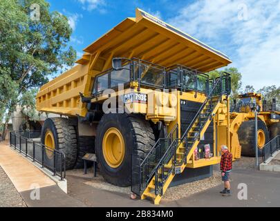 Un gigantesco dumper Caterpillar 793C Haul utilizzato nella miniera d'oro Super Pit, la miniera turistica settentrionale di Hannan, Kalgoorlie, Australia occidentale, Australia Foto Stock