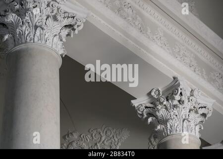 Palazzo reale di Napoli, settembre 2017. Particolare dei capitelli di una coppia di colonne belle e molto decorate in stile barocco a Napoli, IT Foto Stock