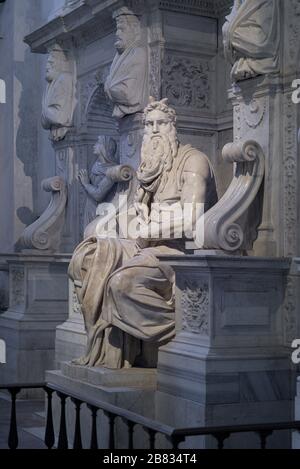 ROMA, ITALIA - 21 Gen 2020: Particolare del gruppo di sculture d'altare del profeta Mosè, famosa scultura dell'artista rinascimentale Michelangelo per la chiesa di Foto Stock