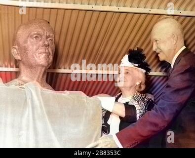 Il Presidente Dwight D. Eisenhower e la Sig.ra Lily Coles Marshall svelano il busto di bronzo del Generale George C. Marshall durante la cerimonia di dedicazione del Marshall Space Flight Center (MSFC) a Huntsville, Alabama, 21 ottobre 1960. Per gentile concessione di National Aeronautics and Space Administration (NASA). Nota: L'immagine è stata colorata digitalmente utilizzando un processo moderno. I colori potrebbero non essere precisi in termini di periodo. () Foto Stock