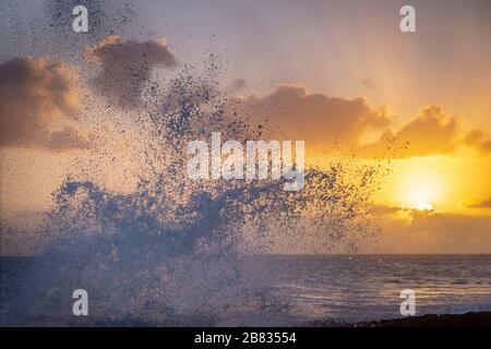 Onde che si schiantano nelle rocce a Grand Cayman Blowholles Foto Stock