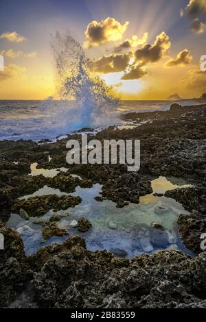 Onde che si schiantano nelle rocce a Grand Cayman Blowholles Foto Stock