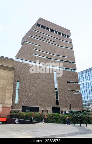 L'edificio Blavatnik della galleria d'arte moderna Tate e l'alta galleria da cui è stato gettato un giovane ragazzo, Bankside, Londra, Regno Unito Foto Stock