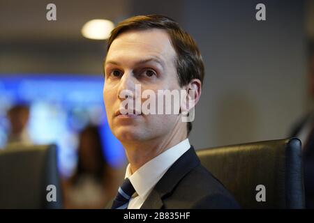 Washington DC, Stati Uniti. 19 Mar 2020. Il consigliere della Casa Bianca Jared Kushner ascolta durante una teleconferenza con i governatori presso la sede della Federal Emergency Management Agency (FEMA) giovedì 19 marzo 2020, a Washington, DC. Foto piscina di Evan Vucci/UPI Credit: UPI/Alamy Live News Foto Stock