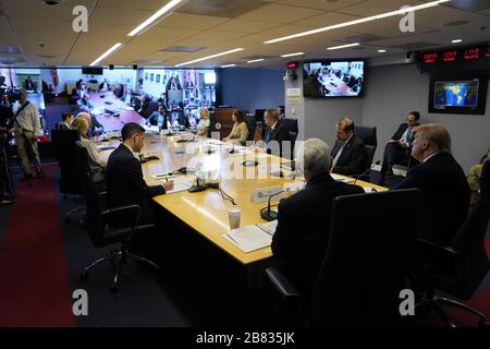 Washington DC, Stati Uniti. 19 Mar 2020. Il presidente Donald Trump, a destra, partecipa a una teleconferenza con i governatori presso la sede della Federal Emergency Management Agency (FEMA) giovedì 19 marzo 2020, a Washington, DC. Foto piscina di Evan Vucci/UPI Credit: UPI/Alamy Live News Foto Stock