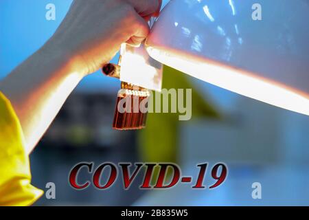 Laboratorio di controllo qualità farmaceutico COVID-19. COVID-19,analisi del vaccino.analisi e test farmaceutici.analisi scientifica femminile Test medico Ampule farmaco. Foto Stock