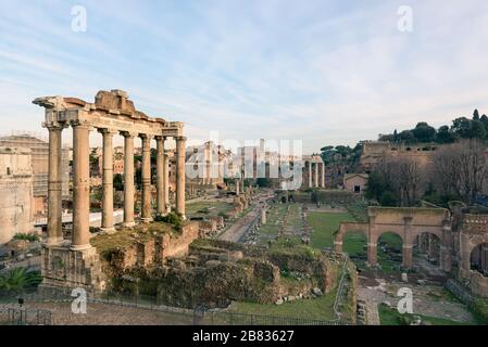 Paesaggio urbano delle rovine del Foro Romano con l'Arco di Severus, il tempio di Saturno, il tempio di Vesta, la Basilica di Massenzio, l'Arco di Tito e il Colosseo in Foto Stock