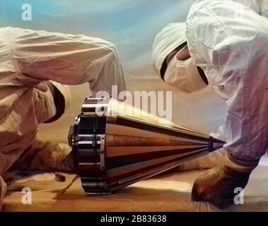 Tecnici della NASA che ispezionano la sonda Pioneer III prima di spezionarla all'Atlantic Missile Range, Cape Canaveral, Florida, 30 ottobre 1958. Per gentile concessione di National Aeronautics and Space Administration (NASA). Nota: L'immagine è stata colorata digitalmente utilizzando un processo moderno. I colori potrebbero non essere precisi in termini di periodo. () Foto Stock