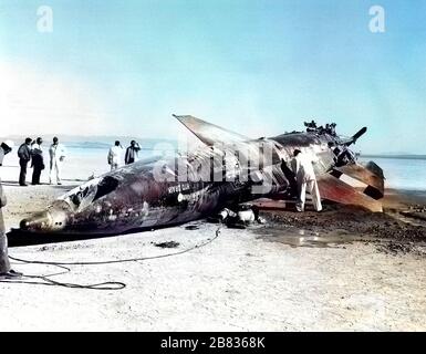 Il team dell'Air Force si è riunito intorno all'incidente aereo a razzo X-15 a Mud Lake, Nevada, 9 novembre 1962. Per gentile concessione di National Aeronautics and Space Administration (NASA). Nota: L'immagine è stata colorata digitalmente utilizzando un processo moderno. I colori potrebbero non essere precisi in termini di periodo. () Foto Stock