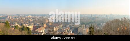 Panorama di Roma dalla terrazza della collina di Janicule, con monumenti e chiese Castel Sant'Angelo, San Giovanni in Laterano, Pantheon, Sant'Agnese, Piaz Foto Stock