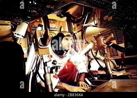 Fotografia del pilota Michael Collins al modulo di comando Apollo 11, che pratica la rimozione del portello di aggancio dal simulatore CM al Centro spaziale NASA Johnson, Houston, Texas, 28 giugno 1969. Per gentile concessione di National Aeronautics and Space Administration (NASA). Nota: L'immagine è stata colorata digitalmente utilizzando un processo moderno. I colori potrebbero non essere precisi in termini di periodo. () Foto Stock