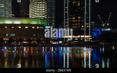 Kuala Lumpur, Malesia - 28 novembre 2019: Vista notturna del parco KLCC con fontana illuminata Foto Stock