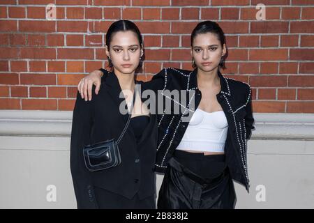 Gli ospiti arrivano per lo spettacolo Burberry LFW AW20 all'Olympia con: Bloom Twins, Anna Kufenko, Sofia Kufenko dove: Londra, Regno Unito quando: 17 Feb 2020 Credit: Phil Lewis/WENN.com Foto Stock