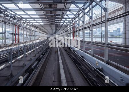 tunnel di vista della strada monorotaia dalla finestra anteriore di un treno in movimento Foto Stock