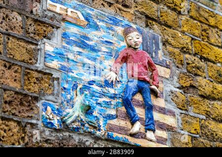 "A Thames tale" Wall art di Amanda Hinge a Greenwich on the Thames Path, Londra, Regno Unito Foto Stock