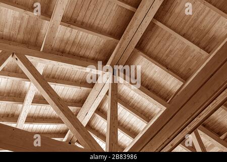 La costruzione del tetto in legno. Foto Stock