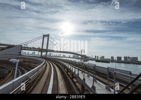 Rainbow bridge e strada monorotaia sopraelevata a Tokyo Foto Stock