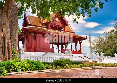 Padiglione vicino al Forte Phra Sumen al Parco Santichai Prakan a Bangkok, Thailandia. Foto Stock