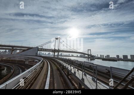 Rainbow bridge e strada monorotaia sopraelevata a Tokyo Foto Stock