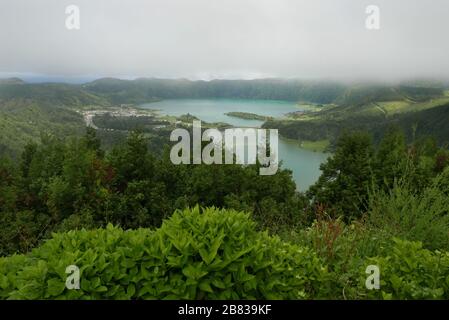 I laghi gemelli formano la Lagoa de Sete Cidades a São Miguel Island nelle Azzorre visto dal Vista do Rei Foto Stock