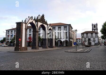 A sinistra si trova Portas da Cidade, City Gates, e a destra il Municipio, nel centro di Ponta Delgada, sull'isola di São Miguel, nell'arcipelago delle Azzorre Foto Stock