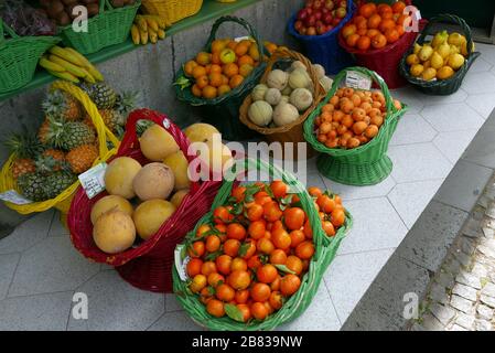 Una selezione di frutta fresca in vendita al di fuori di un negozio a Furnas, sull'isola di São Miguel, nell'arcipelago delle Azzorre. Foto Stock