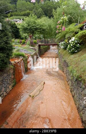 Acque ricche di ferro dalla sorgente termale di Furnas sull'isola di São Miguel nell'arcipelago delle Azzorre Foto Stock