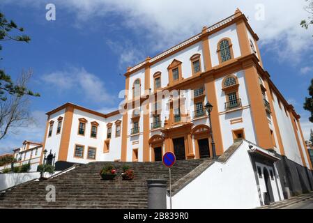 Palácio dos Capitães-Generais e Chiesa gesuita di nostra Signora del Monte Carmelo ad Angra do Heroísmo, sull'isola di Terceira, nelle Azzorre. Foto Stock