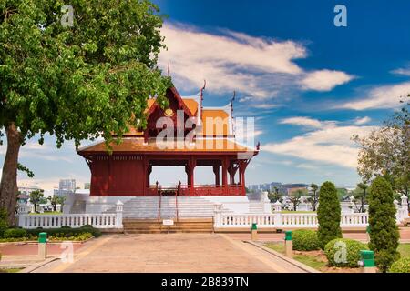 Padiglione vicino al Forte Phra Sumen al Parco Santichai Prakan a Bangkok, Thailandia. Foto Stock