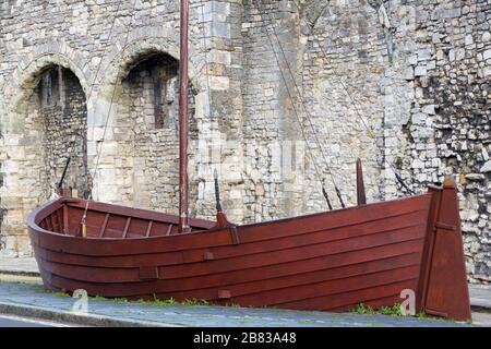 Replica del borgo medievale di nave da carico su Western Esplanade,Southampton, Hampshire County,l'Inghilterra,Regno Unito Foto Stock