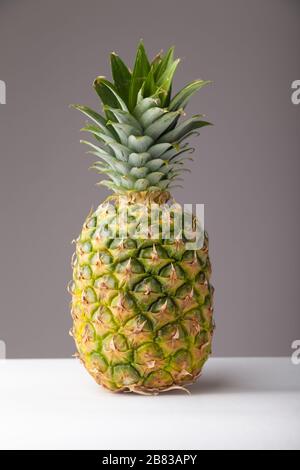 Ananas con foglie verdi da studio shot Foto Stock