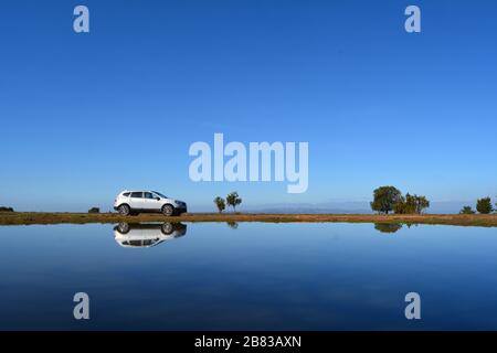 Nissan Qashqai nella natura selvaggia Foto Stock