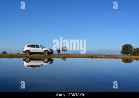 Nissan Qashqai nella natura selvaggia Foto Stock