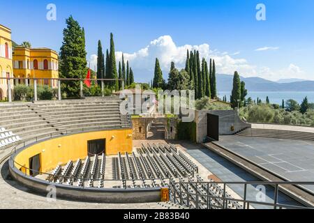 GARDONE RIVIERA, ITALIA - SETTEMBRE 2018: Anfiteatro nei giardini del Vittoriale degli Italiani a Gardone Riviera. Foto Stock
