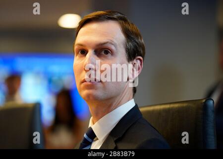 Washington DC, Stati Uniti. 19 Mar 2020. Il consulente senior Jared Kushner ascolta durante una teleconferenza con i governatori presso la sede della Federal Emergency Management Agency, giovedì 19 marzo 2020, a Washington, DC. Credit: MediaPunch Inc/Alamy Live News Foto Stock