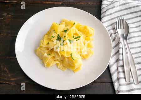 Pappardelle al Limone: Piatto di spaghetti ampi in salsa cremosa di limone-parmigiano Foto Stock