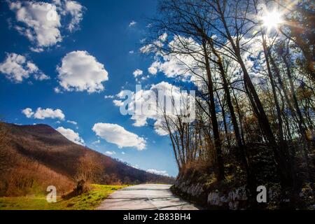 Ampio angolo di strada per Prilesje villaggio in inverno-primavera cambiamento tempo Foto Stock