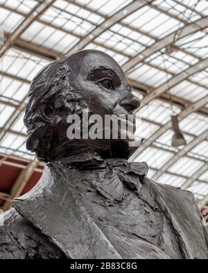 Statua di Isambard Kingdom Brunel di John Doubleday sulla stazione di Paddington, un capolinea ferroviario e il complesso della metropolitana di Londra a Paddington, Londra Foto Stock