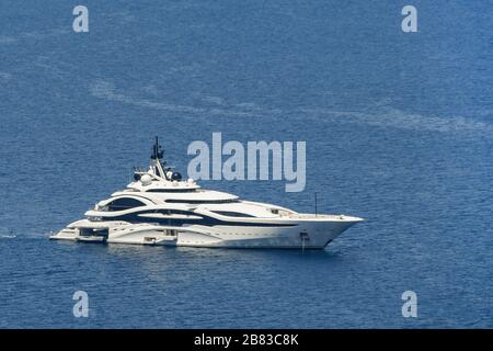 ISOLA DI CAPRI, ITALIA - 2019 AGOSTO: Superyacht di lusso ormeggiato al largo della costa di Capri. Foto Stock