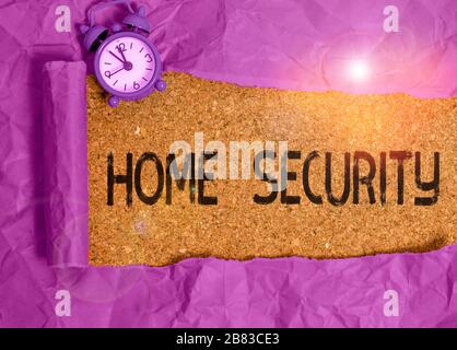Nota di scrittura che mostra la sicurezza domestica. Concetto di business per un sistema che aiuta a proteggere la vostra casa da intrusioni indesiderate Foto Stock