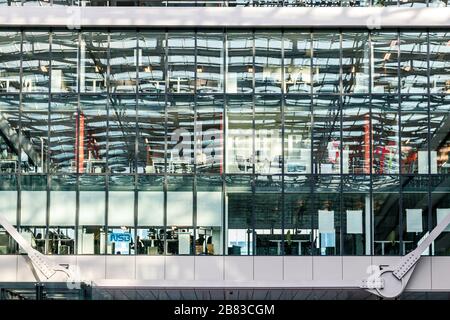 Uffici dietro una facciata di vetro all'interno dell'edificio della stazione a lunga distanza dell'aeroporto di Francoforte. Francoforte sul meno, Germania. Foto Stock